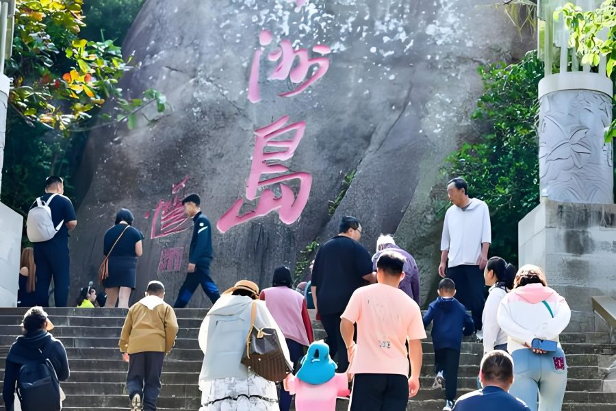 Day tour to Fenjiezhou/Boundary Islet in Wanning Hainan Island